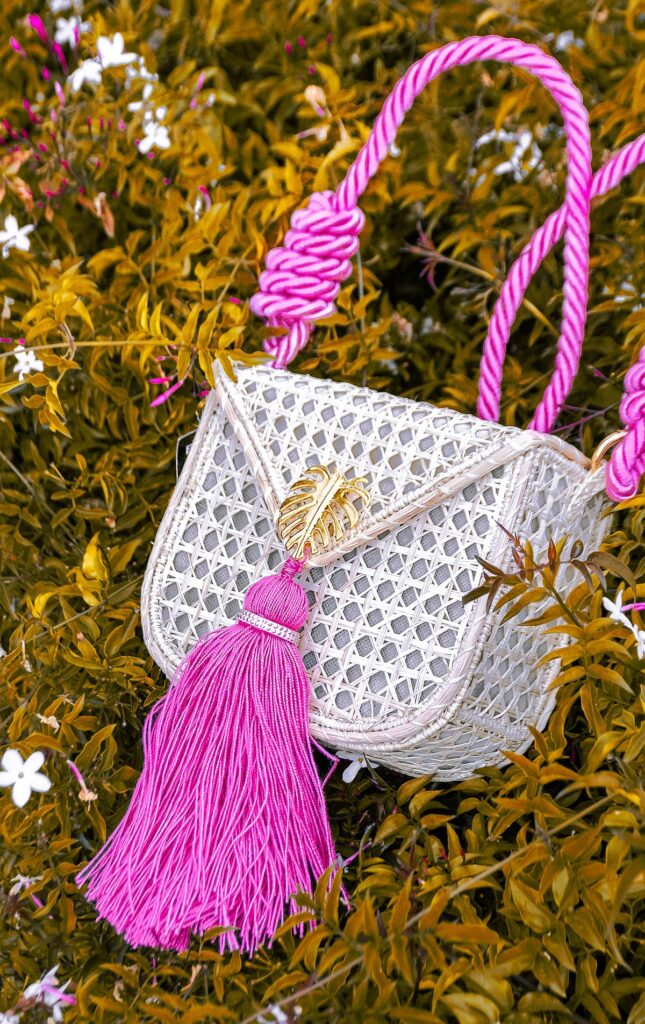 Bolso tejido a mano, detalle artesanal.