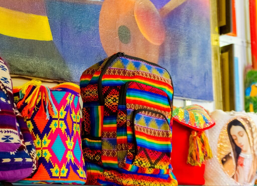 Mochilas y tejidos coloridos de nuestros artesanos.